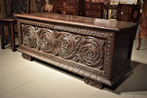 Chest in walnut sculpted